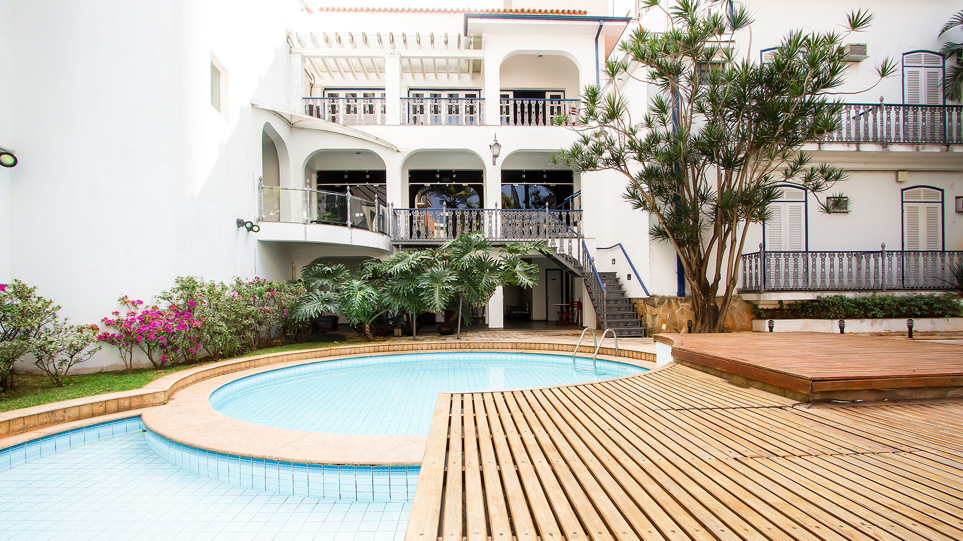 Piscina externa com deck de madeira