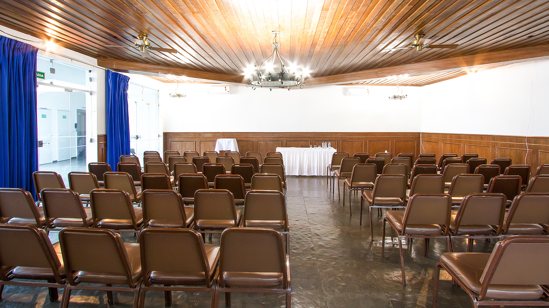 Auditório do hotel com cadeiras dispostas para evento