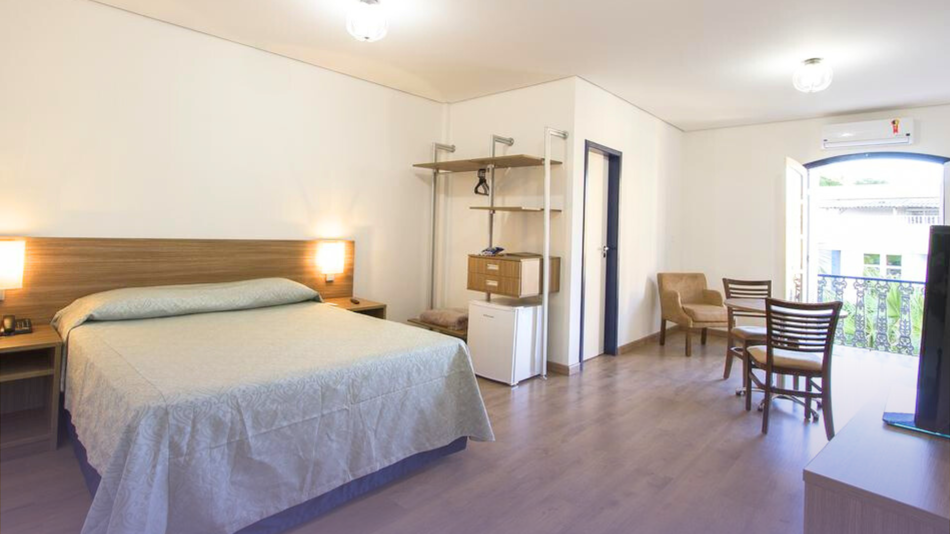 Apartamento Deluxe com cama king, varanda e área de estar