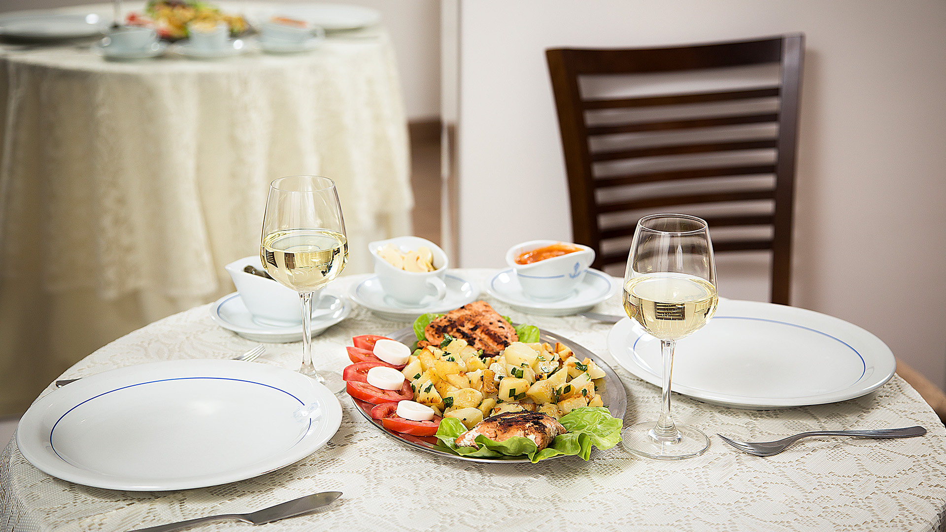 Mesa do restaurante com vinho e entrada