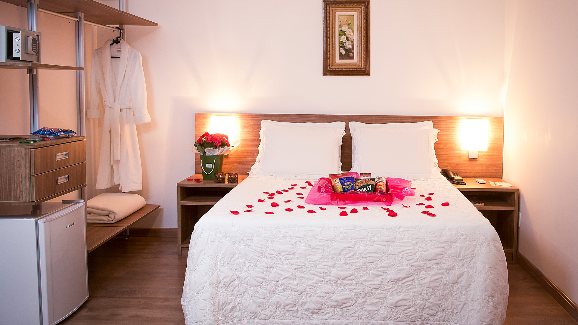 Suíte Master Deluxe com cama king decorada com pétalas de rosa