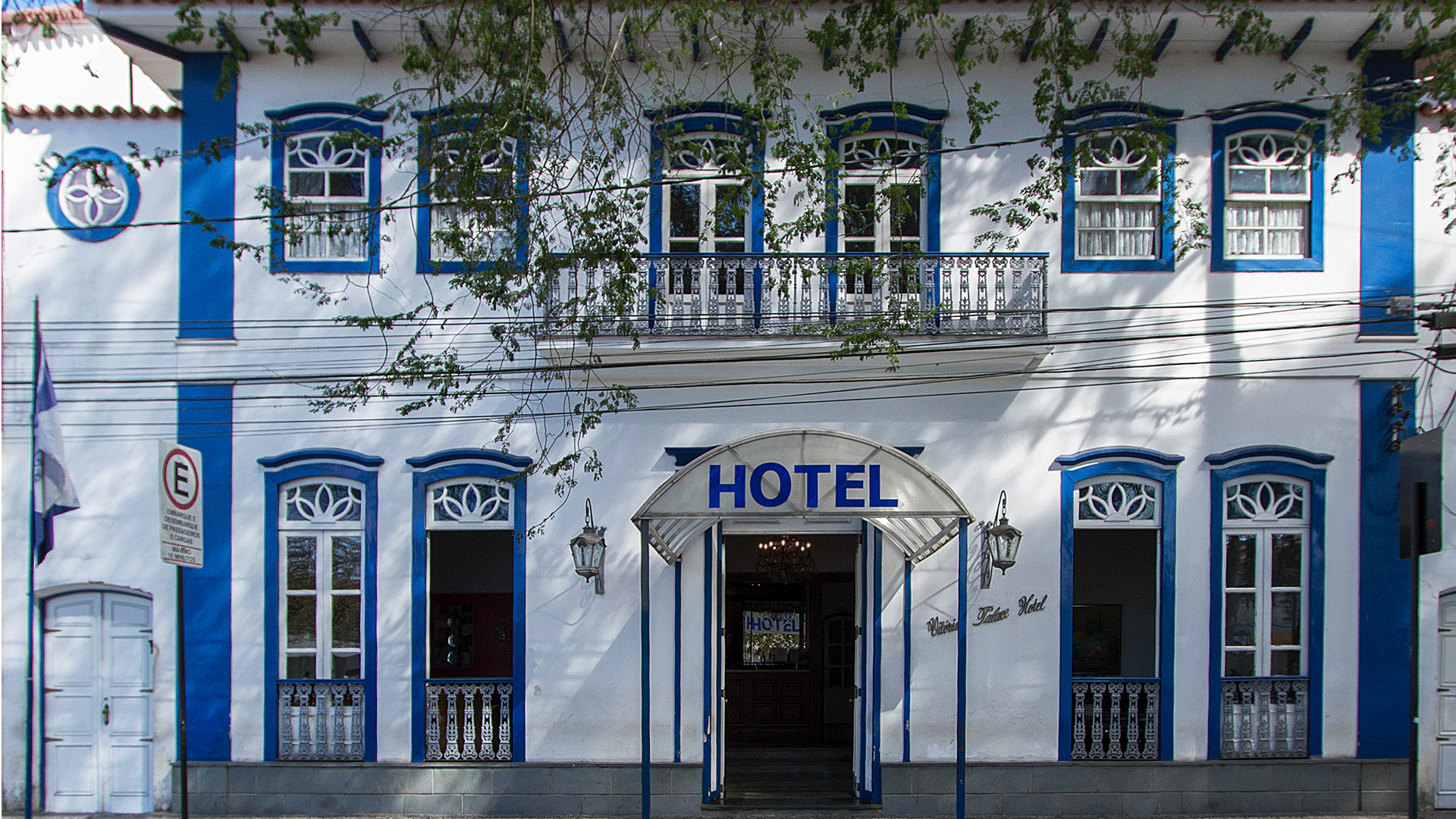 Fachada colonial do Vitória Palace Hotel em Lavras MG