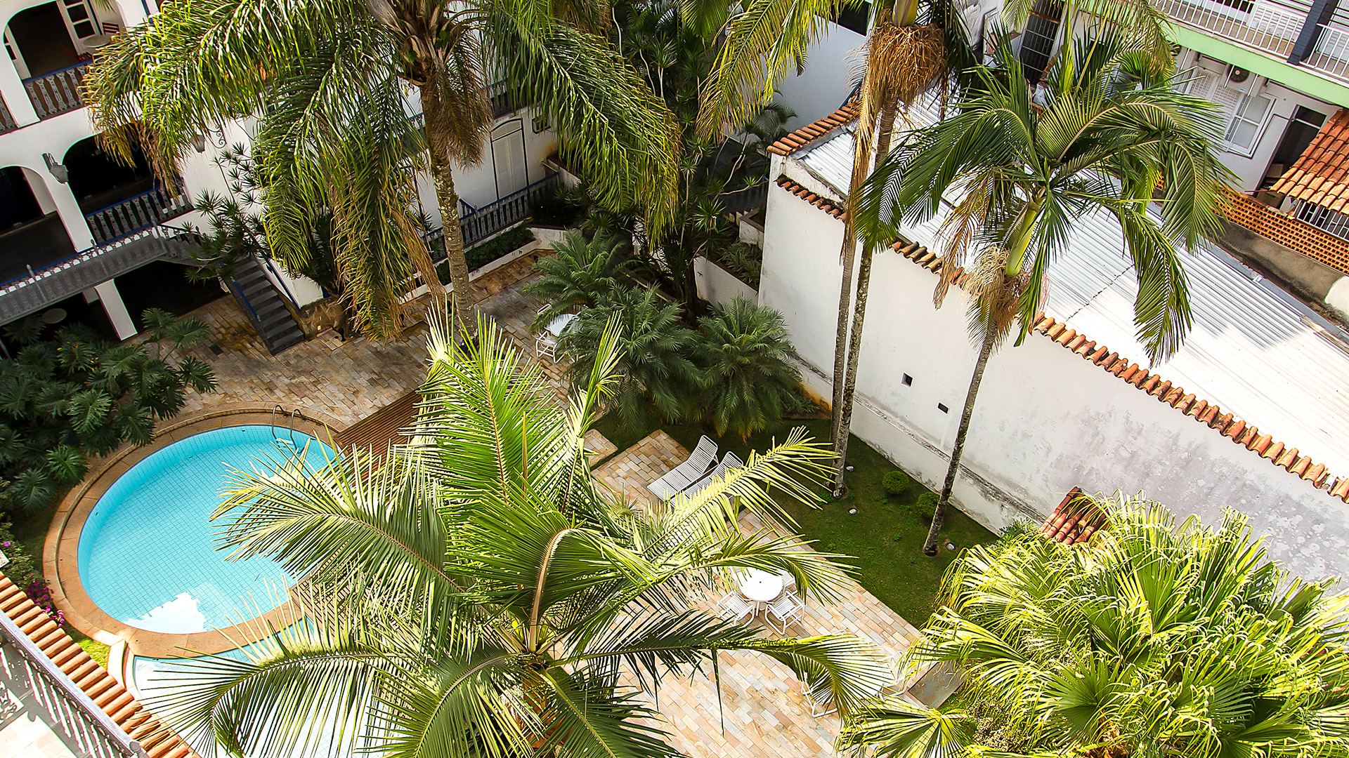 Jardim interno com palmeiras visto de cima