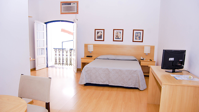 Apartamento Superior com varanda francesa e mobiliário em madeira