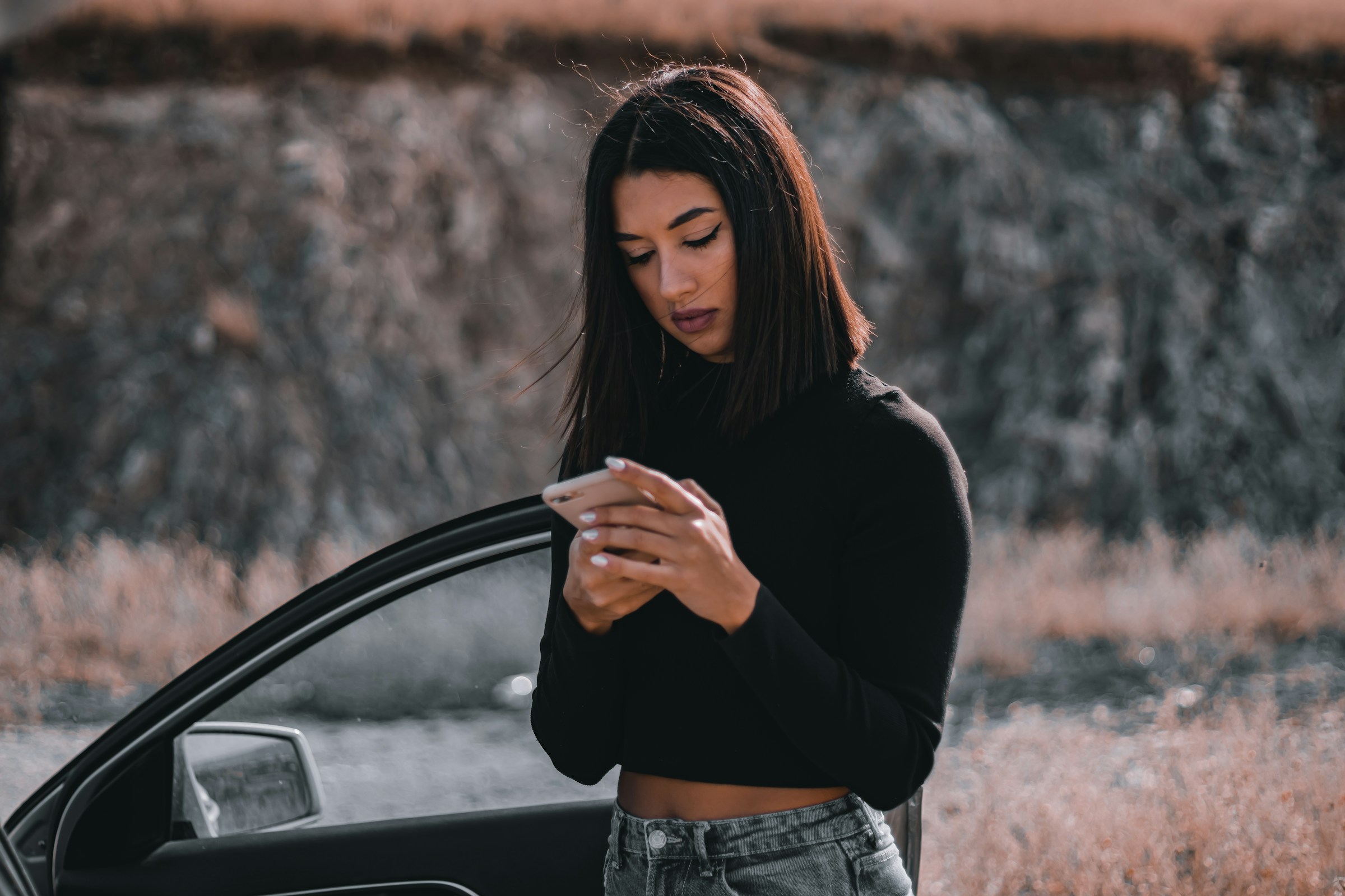 Jovem usando o app YouCar para chamar uma corrida em Lavras